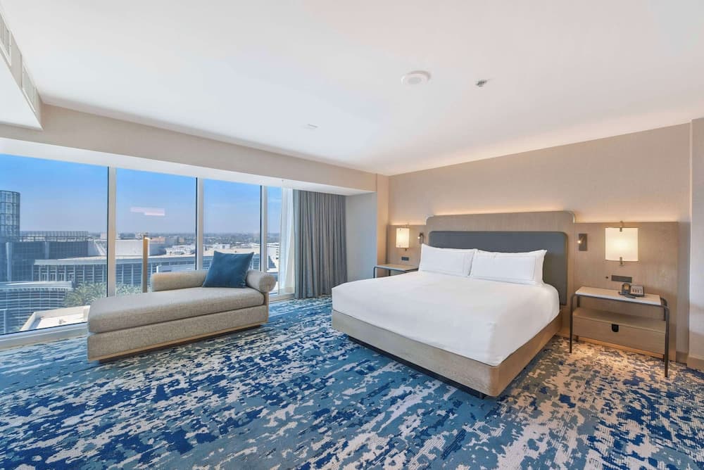 Room, 1 King Bed, Pool View
