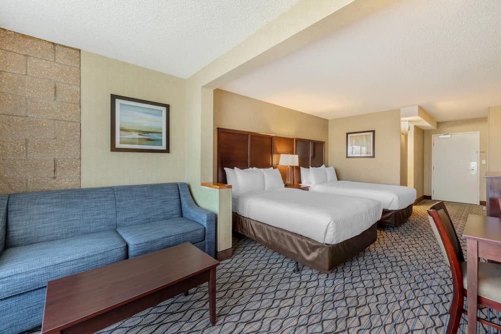 Suite, Multiple Beds, Corner