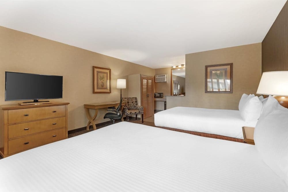 Standard Room, 2 Queen Beds, Accessible, Bathtub