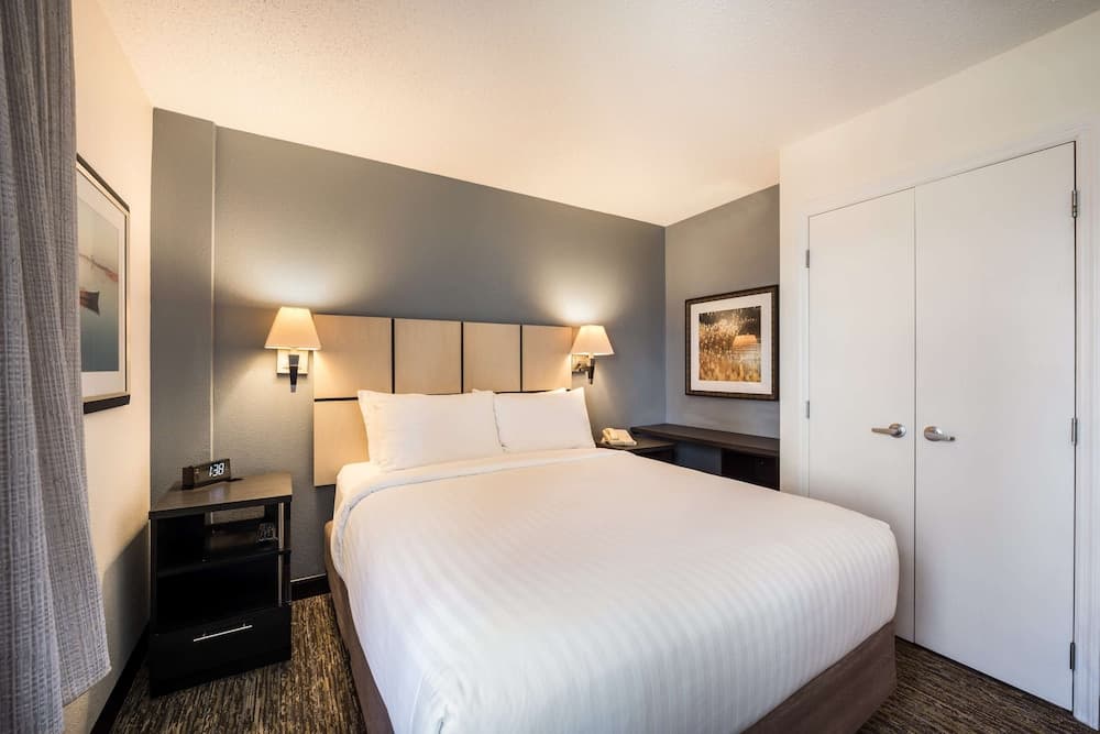 Suite, 1 Queen Bed, Accessible (Mobility Tub One Bedroom)