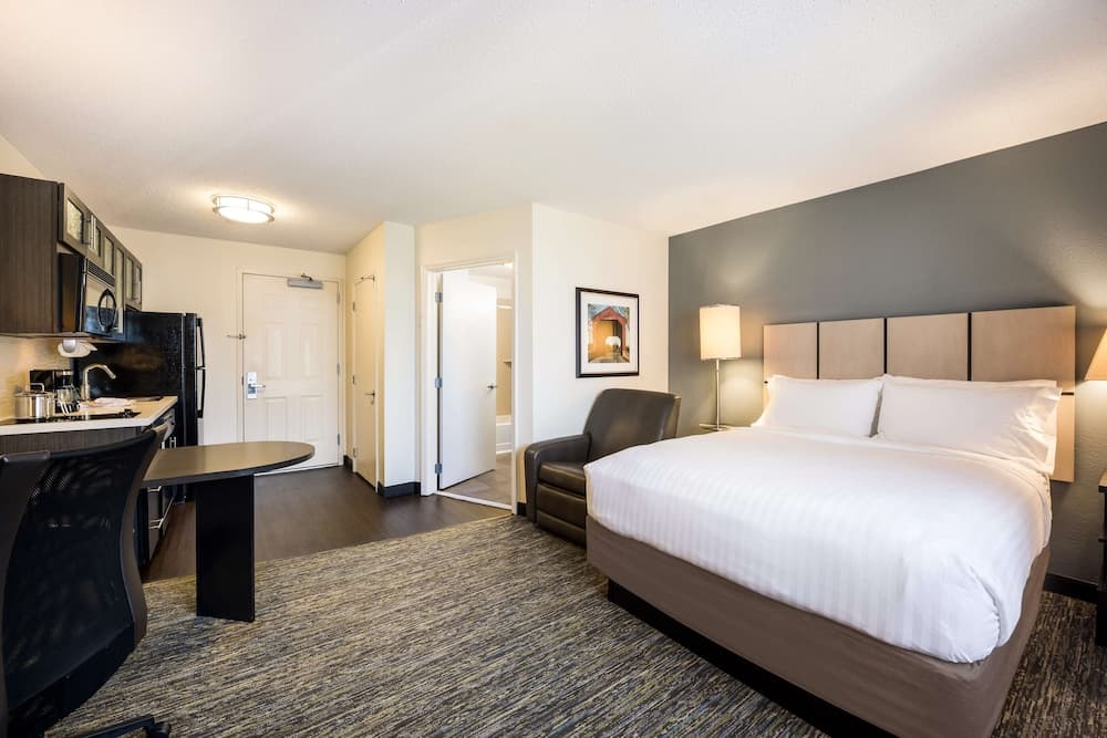 Studio Suite, 1 Queen Bed, Accessible (Mobility Roll in Shower)
