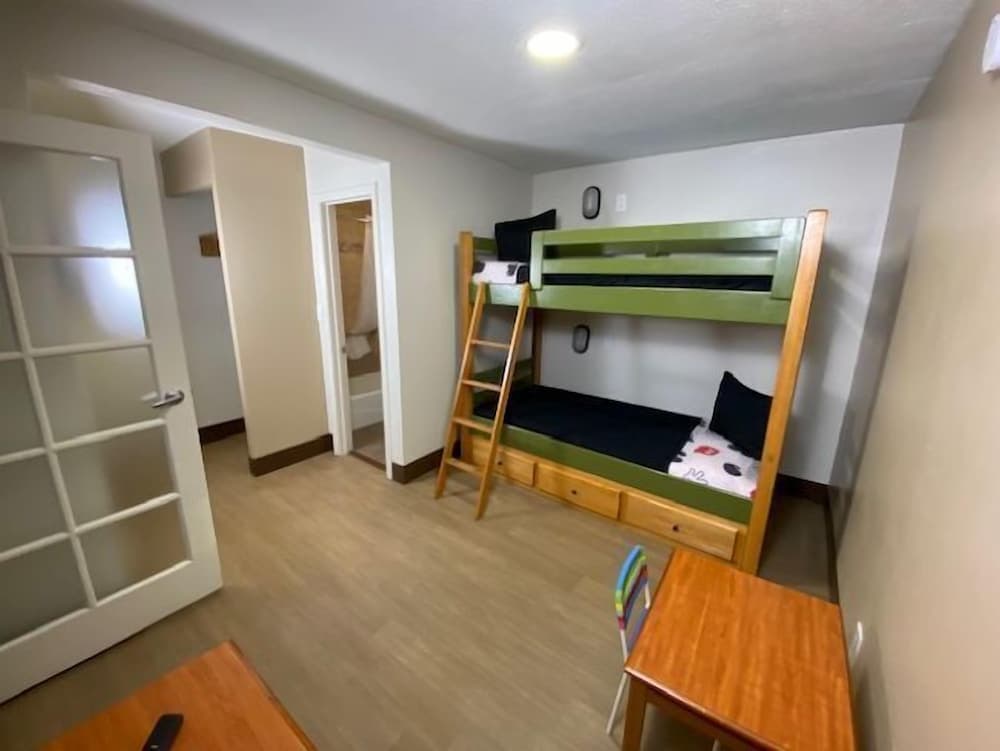 Family Suite, 2 Bedrooms, Roll-in Shower, 2 Bathrooms