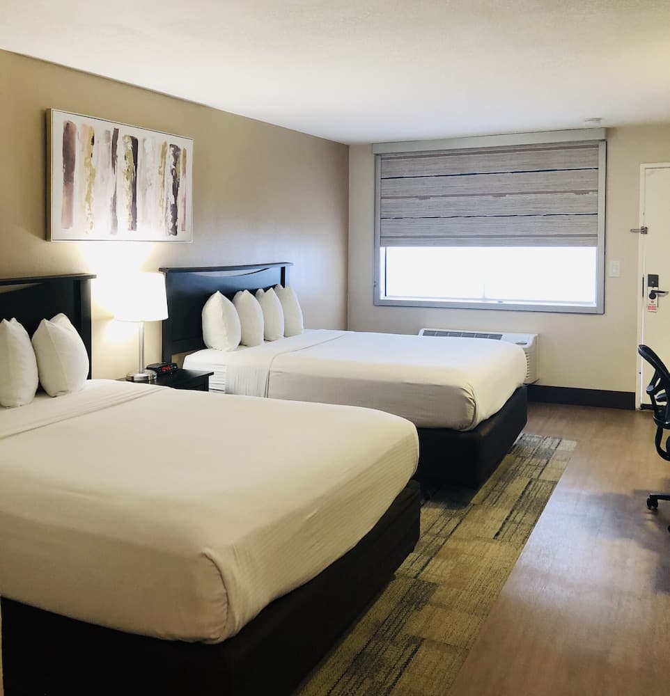 Standard Room, 2 Queen Beds, Accessible Bathtub