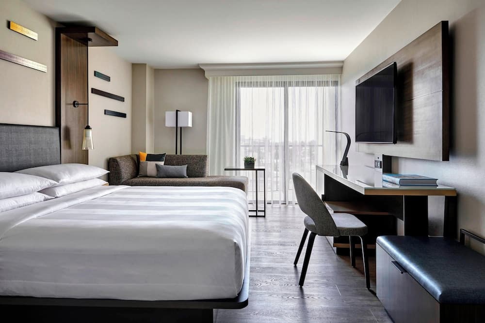 Standard Room, 1 King Bed (Mobility/Hearing Access, Roll-In Shwr)