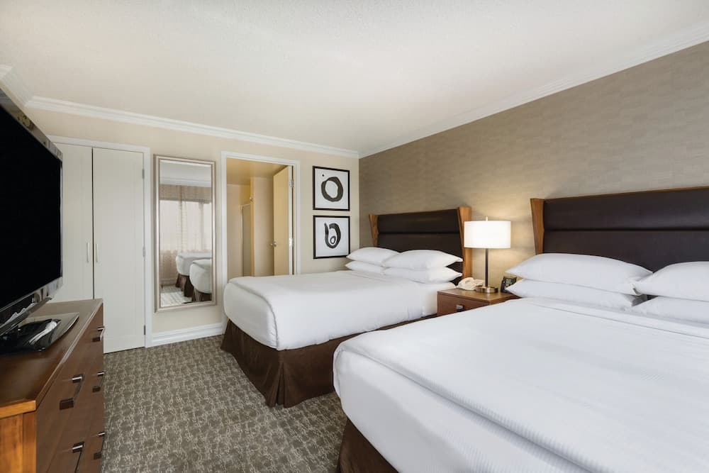 Suite, 2 Double Beds (Roll-In Shower)
