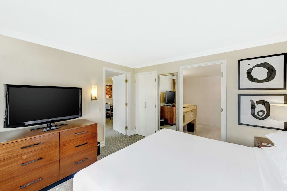 Suite, 1 King Bed, Non Smoking (Roll-in Shower)