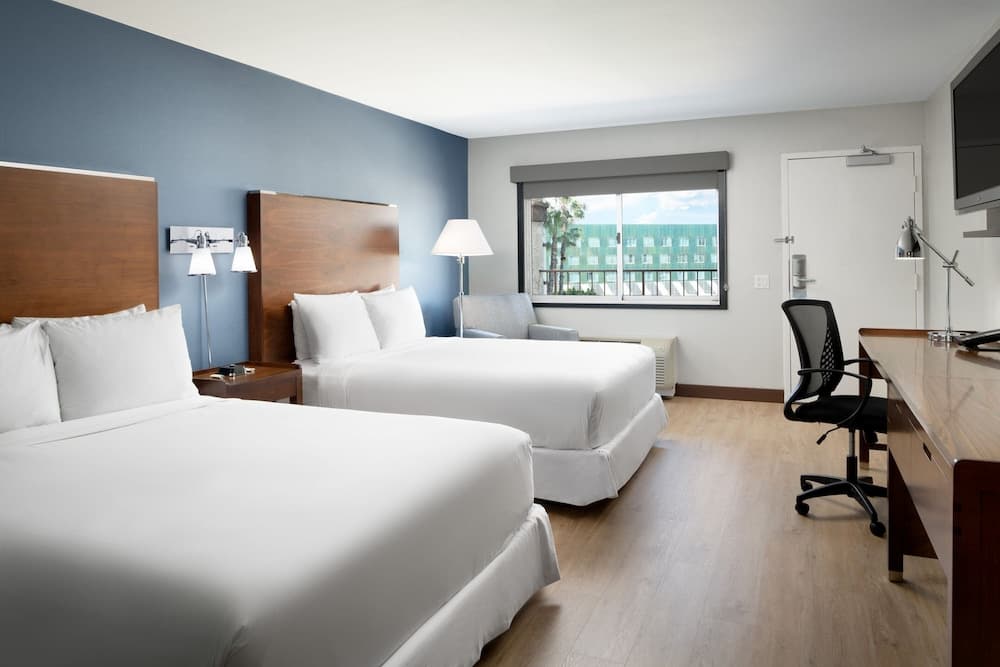 Room, 2 Queen Beds, Pool View