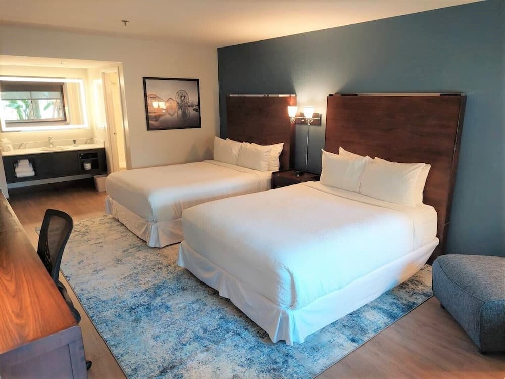 Room, 2 Queen Beds, Bathtub (Mobility/Hearing Accessible, Tub)