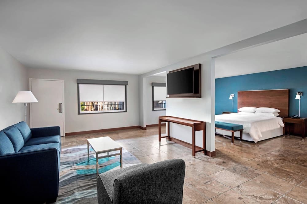Suite, 1 King Bed, Pool View