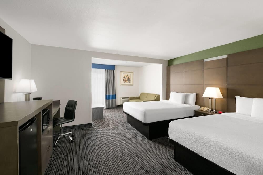 Suite, 2 Queen Beds, Accessible, Non Smoking (Roll-In Shower)