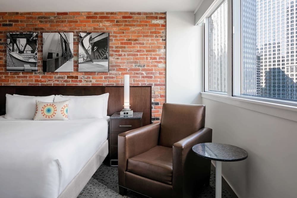Suite, 1 Bedroom (Lasalle, King, Hearing Accesible)