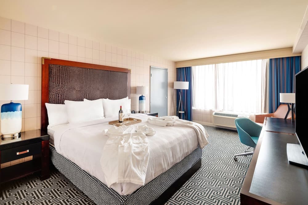 Premium Room, 1 King Bed, Refrigerator & Microwave, Park View