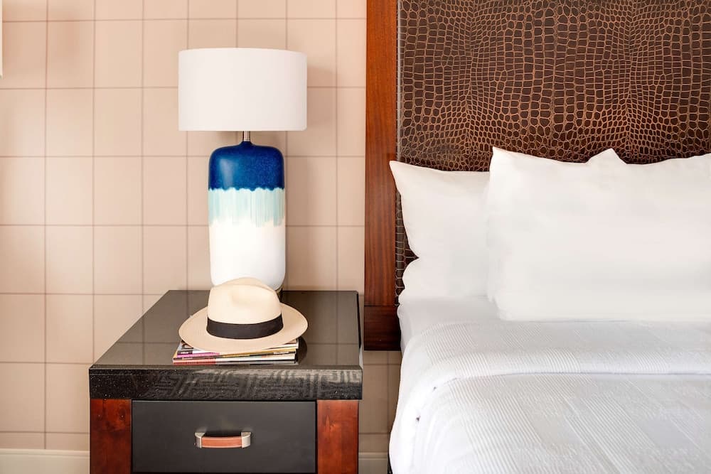Deluxe Room, 1 King Bed, Non Smoking, Refrigerator & Microwave