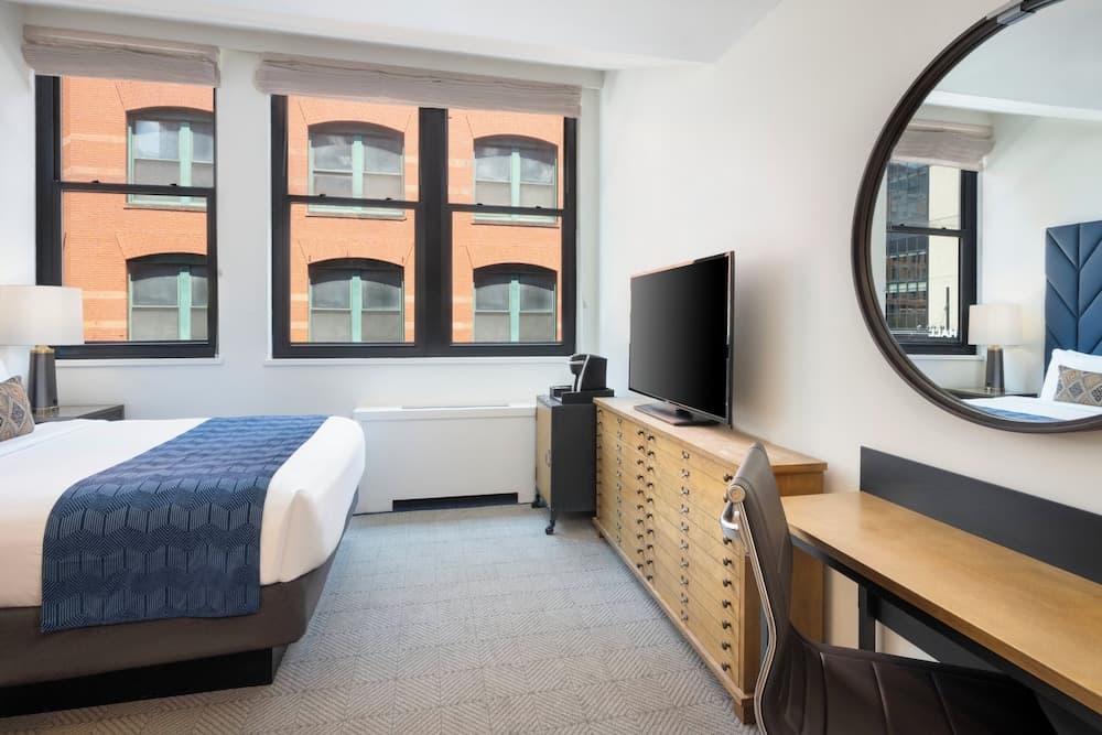 Room, 1 Queen Bed, Transfer Shower (Communications Accessible)