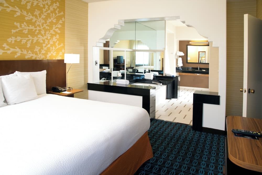 Suite, 1 King Bed with Sofa bed, Hearing Accessible (Accessible Bathtub)