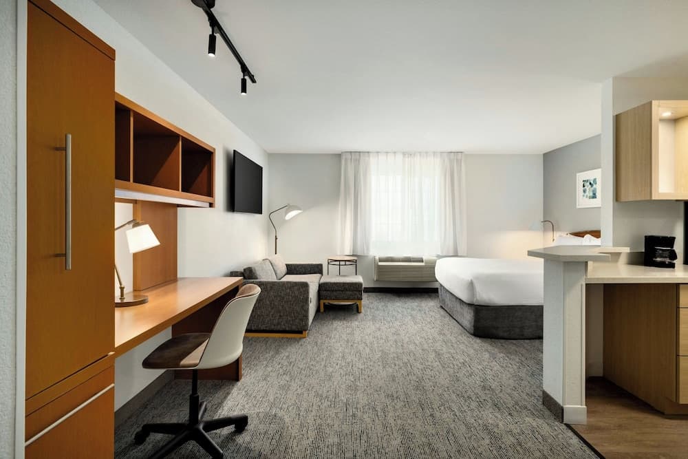 Studio, 1 Queen Bed with Sofa bed (Mobility/Hearing Access, Roll-In Shwr)