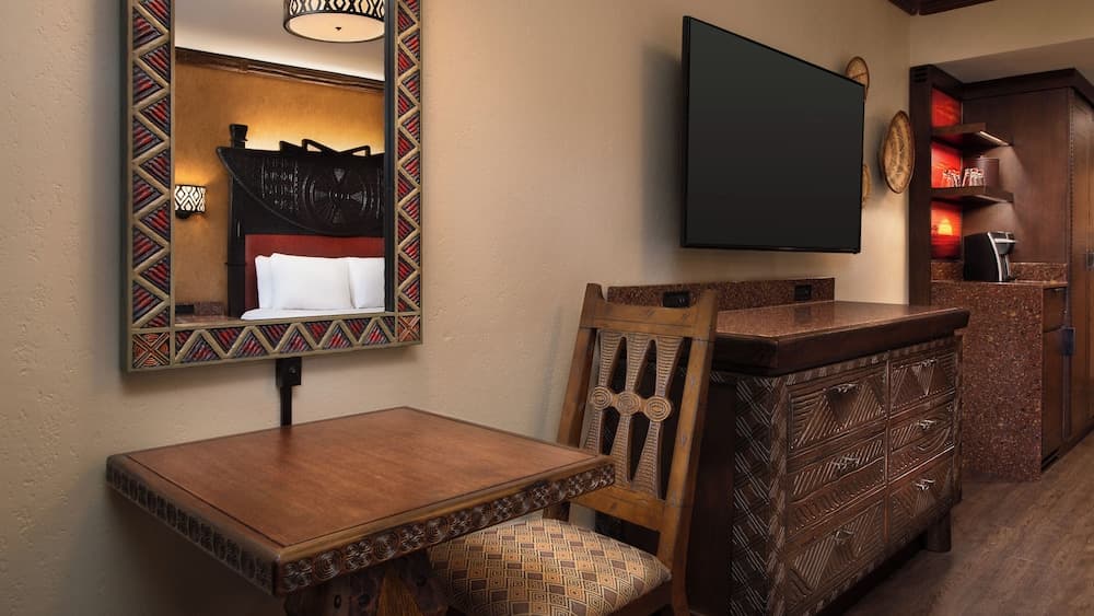 Savanna View - King Bed. Hearing accessible - visual alarms and notifications. 1 king bed.