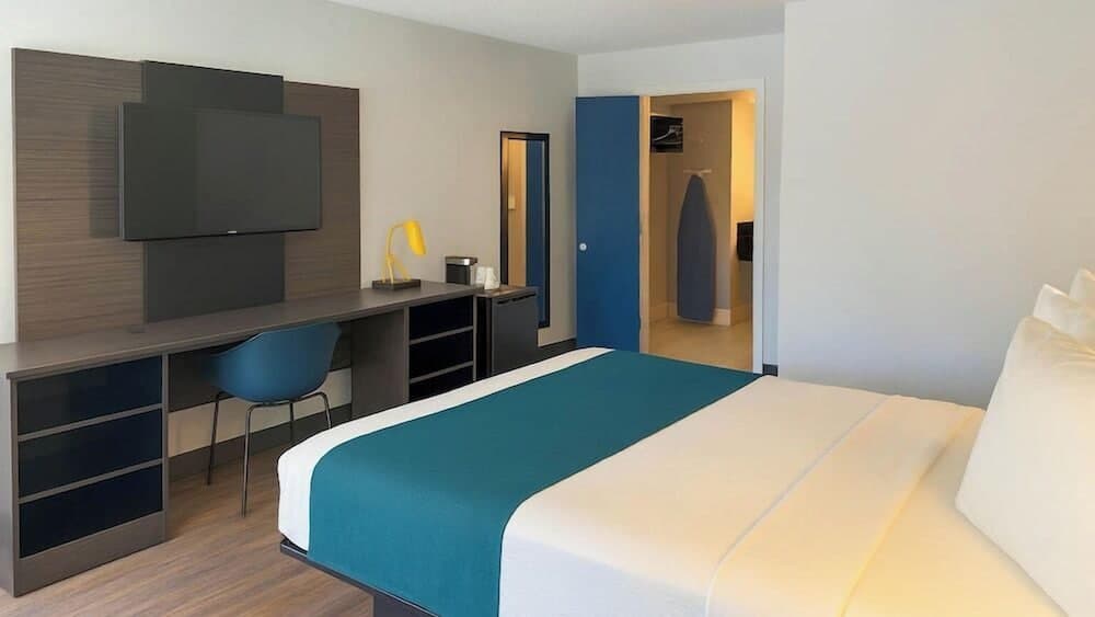 Standard Room, 1 Queen Bed, Non Smoking, Refrigerator