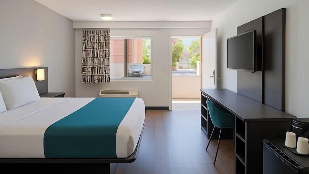 Deluxe Room, 1 Queen Bed, Accessible, Non Smoking