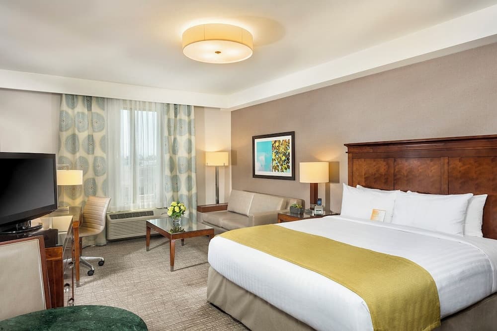 King Studio Suite - Breakfast Included!