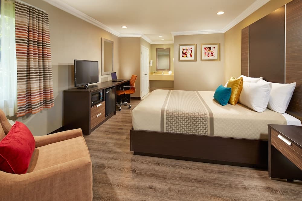 Deluxe Room, 1 King Bed
