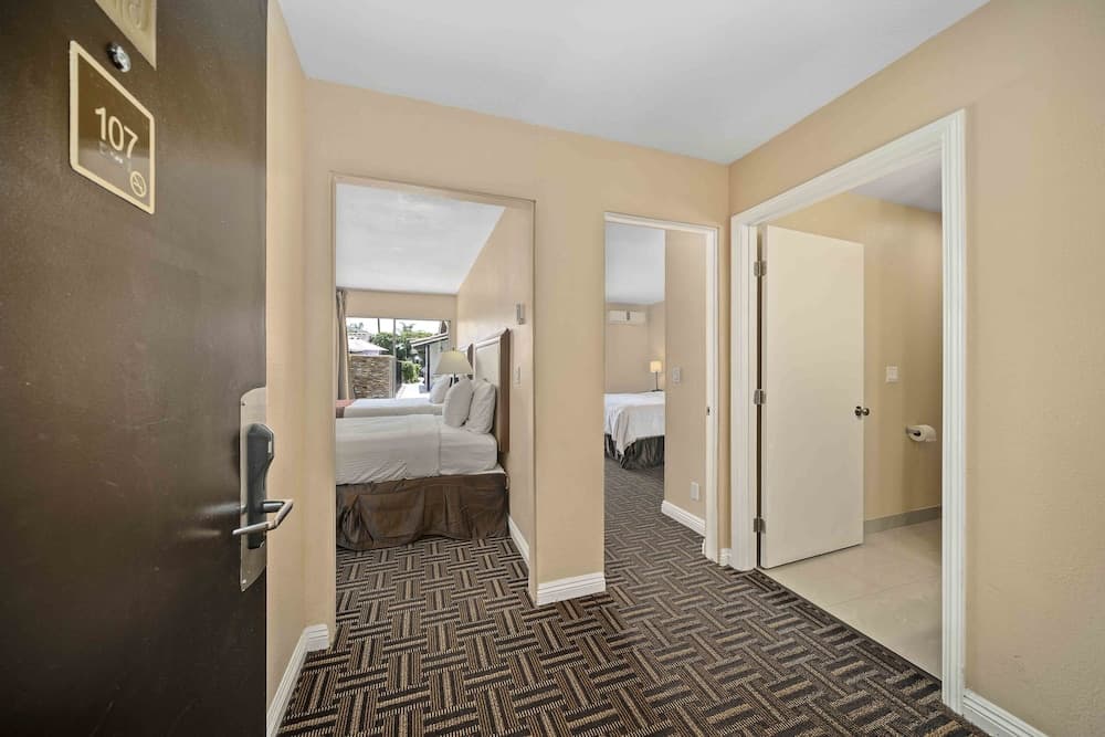 Courtyard Patio Suite