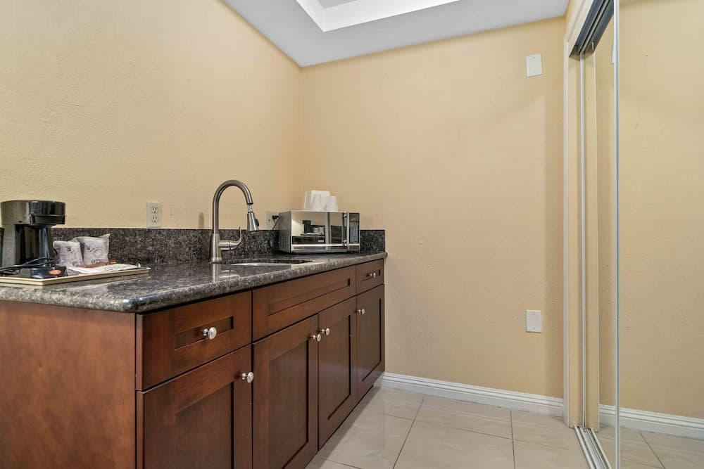 Standard Room, 1 King Bed, Accessible, Kitchenette