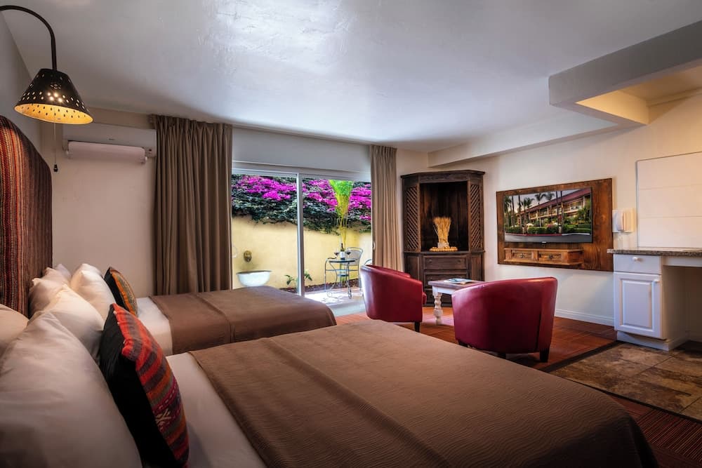 Studio, 2 Queen Beds, Mobility Accessible, Kitchen