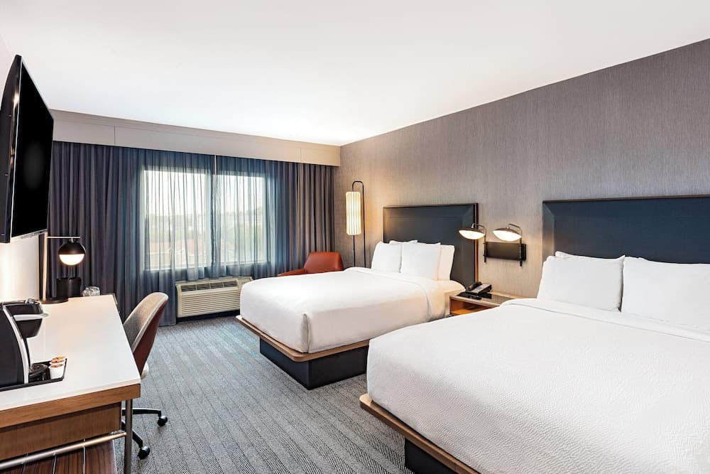 Room, 2 Queen Beds, Hearing Accessible (Roll-in Shower)