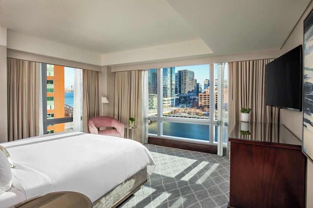 Room, 1 King Bed, Corner (Fort Point Channel View)