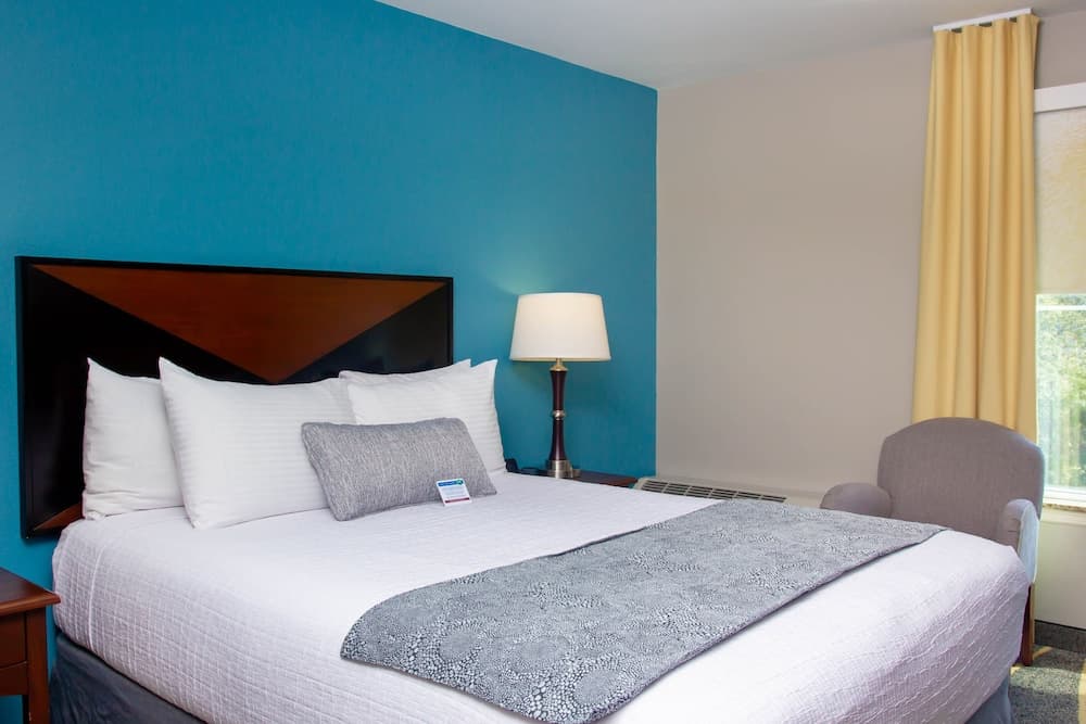 Petite Queen Guestroom