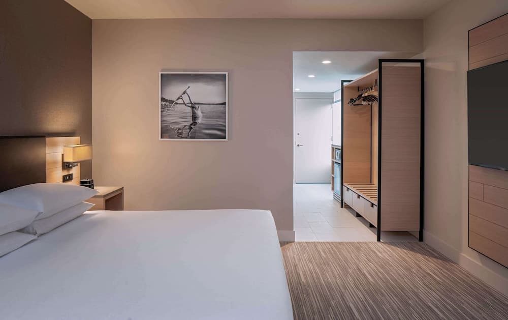 Room, 1 King Bed, Corner
