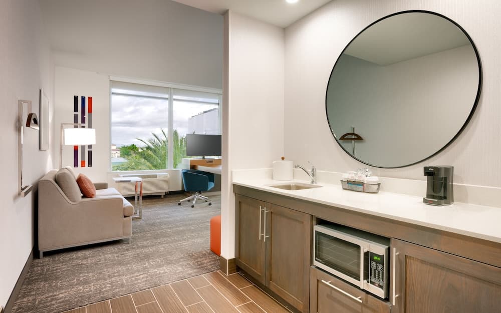 Studio, 1 King Bed with Sofa bed, Refrigerator & Microwave (Wet bar)