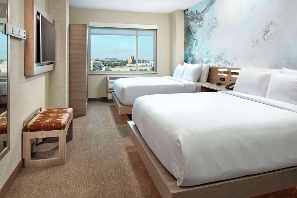 Suite, 1 Bedroom, Roll-in Shower (2 Queen Beds, Accessible Bathtub)
