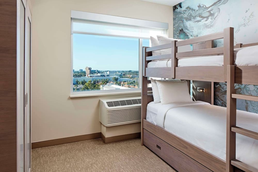 Suite, 1 Bedroom, Accessible Bathtub (King Bed, 3 Bunk Beds, Sofa Bed)