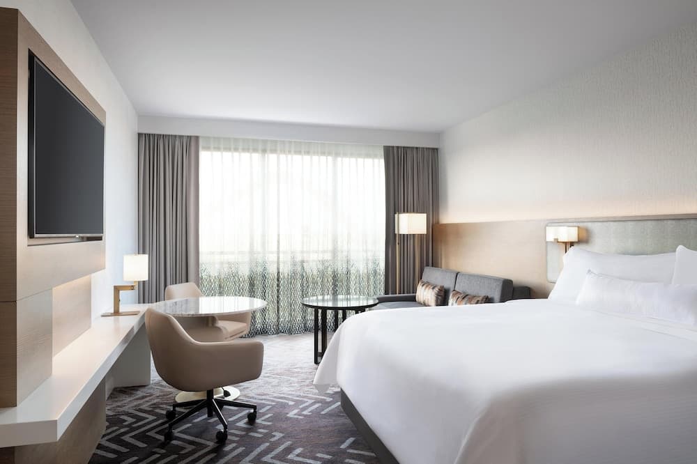 Room, 1 King Bed with Sofa bed, Theme Park View (Hearing Accessible)