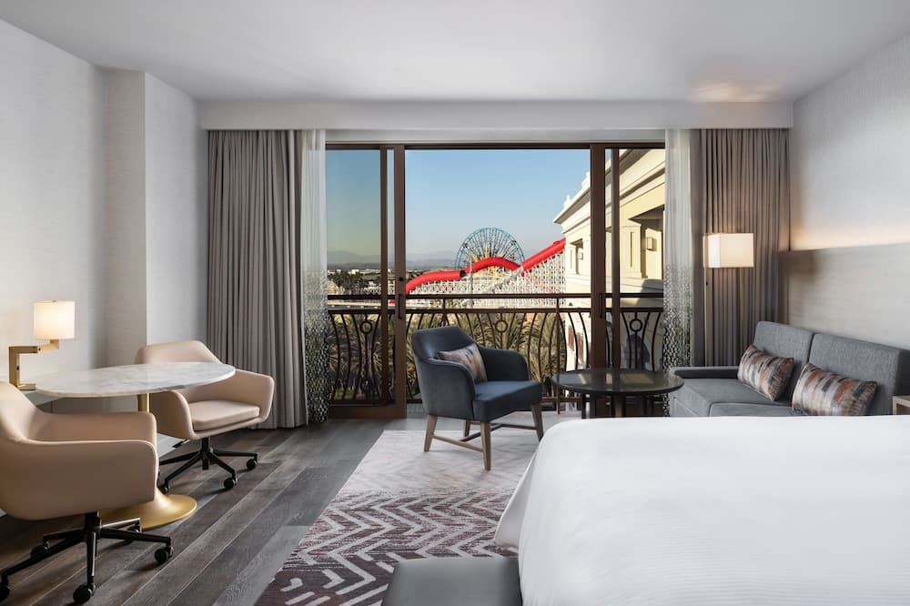 Studio, 1 King Bed with Sofa bed, Theme Park View