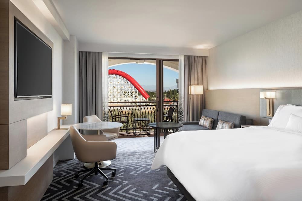 Room, 1 King Bed with Sofa bed, Balcony, Theme Park View