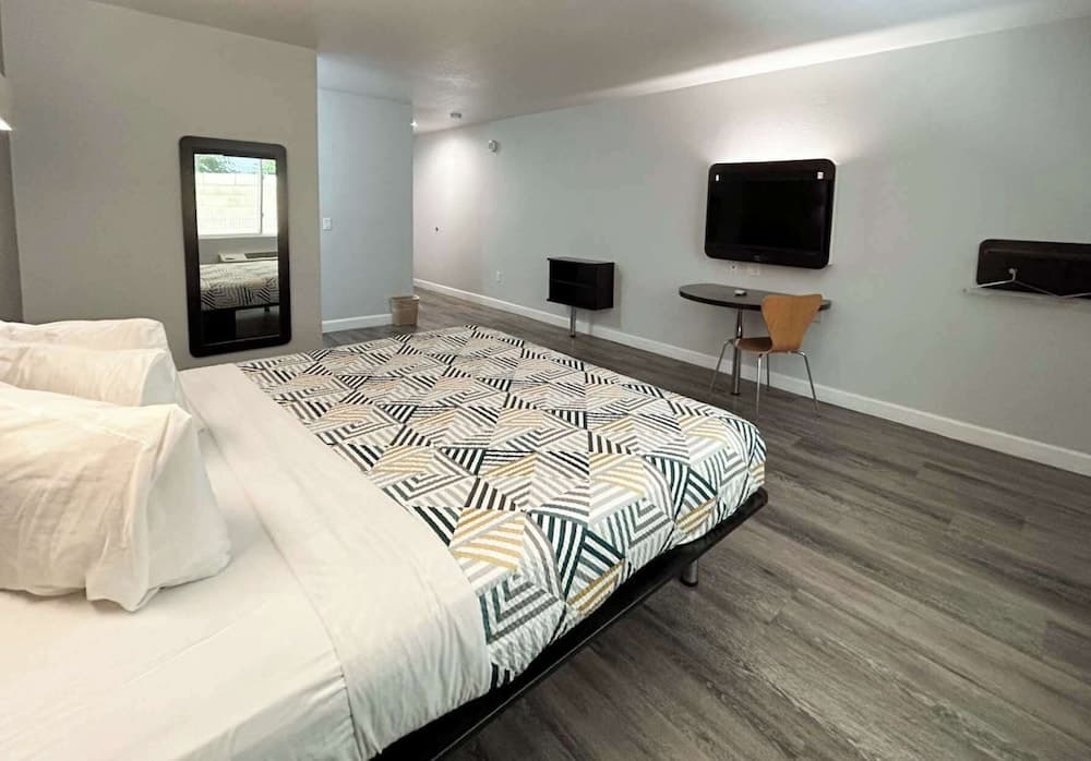 Modern, Standard Room, 1 Queen Bed, Smoking