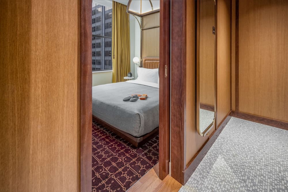 Suite, 1 King Bed, Mobility Accessible (Roll-In Shower)