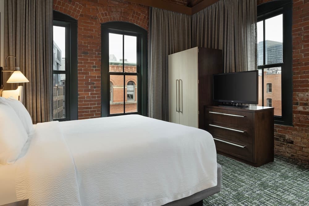 Suite, 1 King Bed with Sofa bed, Corner