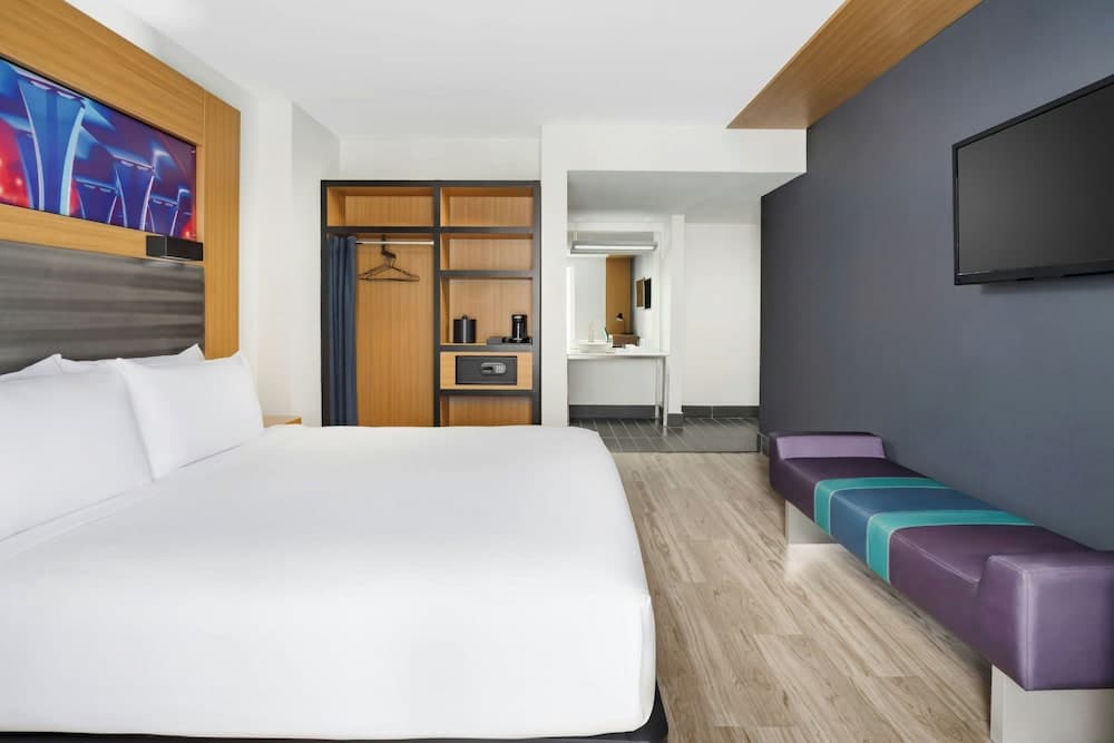 Room, 1 King Bed, Balcony (High Floor)