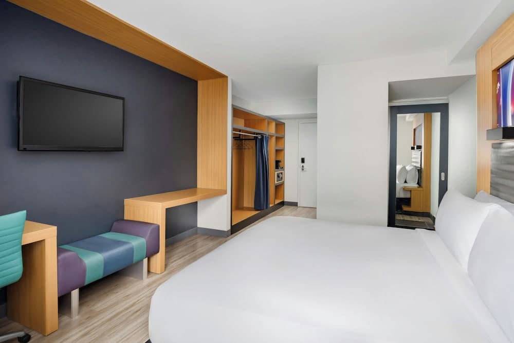 Room, 1 King Bed (High Floor)