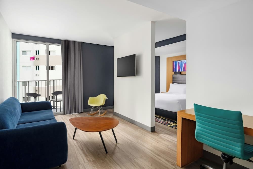 Room, 1 King Bed, Roll-in Shower, Balcony (High Floor)