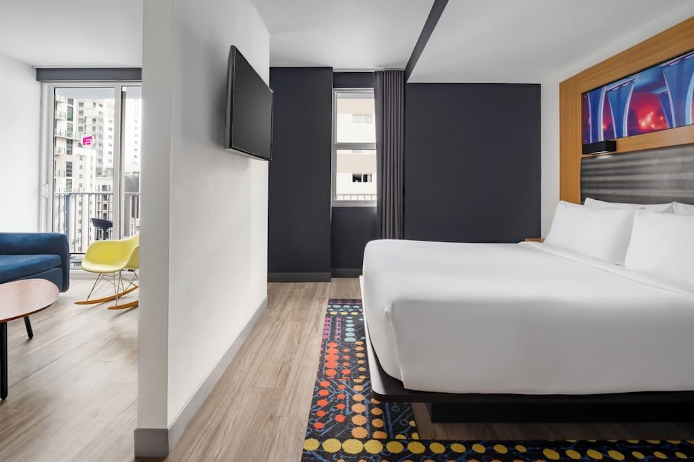 Zimmer, 1 King-Bett, Stadtblick (Mobility/Hearing Access, Roll-in Shwr)