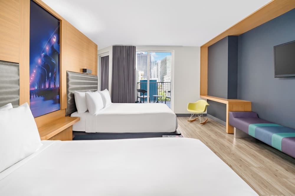 Suite, 2 Queen-Betten, Stadtblick (Mobility/Hearing Access, Roll-in Shwr)