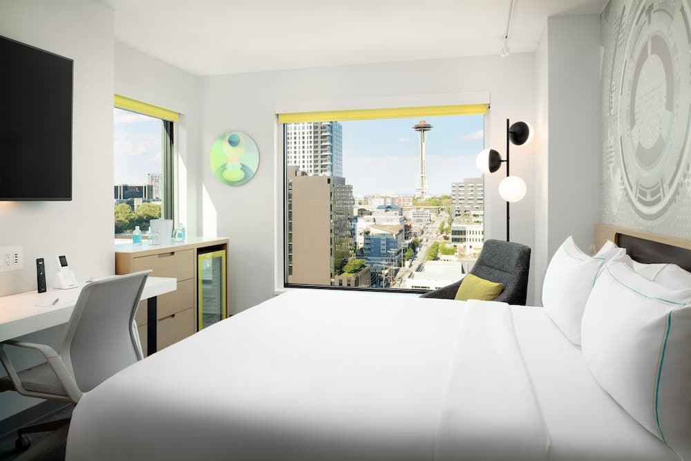 Space Needle View, Corner Room, 1 King Bed - No Resort Fees