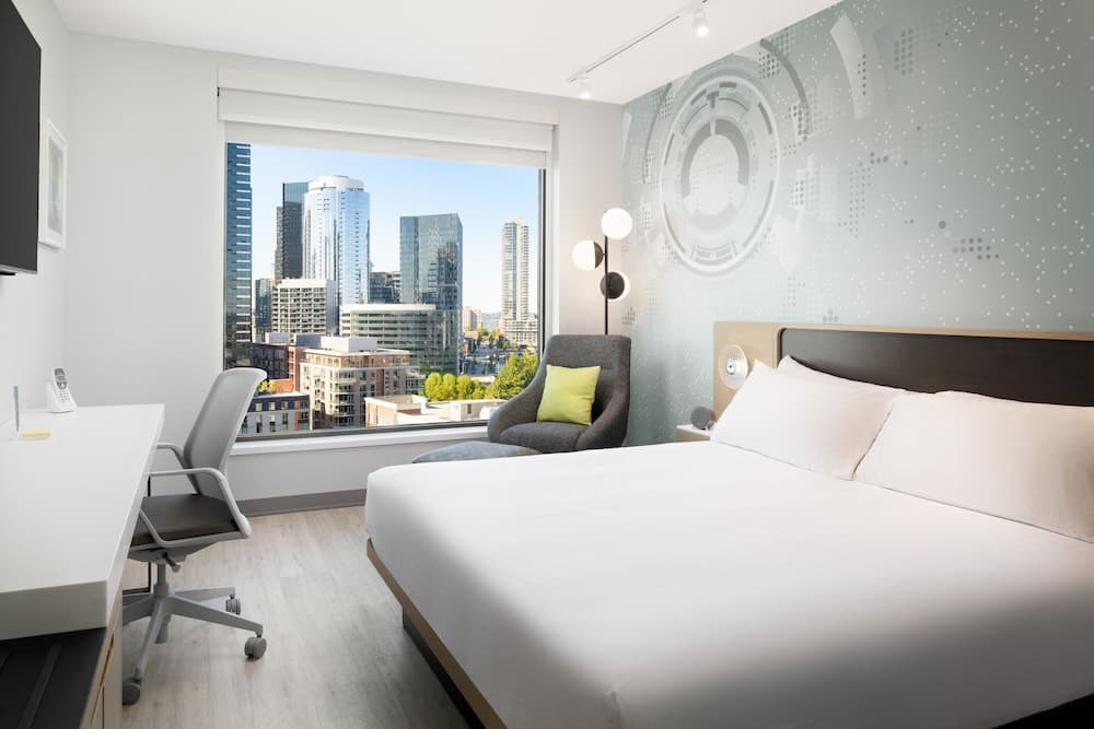 Downtown Skyline View, 1 King Bed, ADA Mobility Accessible w/ Roll-in Shower